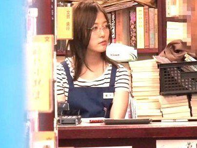 ＜おとなしそうな女子＞「ヤメテクダサイ…！」本屋に参考書を買いに女子！媚薬チンポで味わってみたぞ(無料エロ動画)