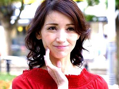 ＜年の差15歳以上＞「おばさんをゲット！」とんでもなく綺麗な美魔女！他人棒でエロ行為に発展しちゃう(無料エロ動画)