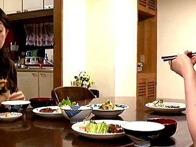 ＜ヘンリー塚本！＞「ご飯おイイしいね…♡」ぽっちゃりボイン人妻熟女！娘婿と近親相姦セクロス発展シチャウエロドラマ！！