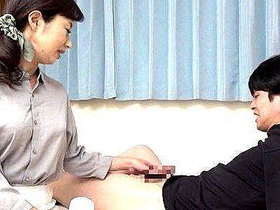 ＜近親相姦＞「ババア、以外と喜ぶｗＷ！」欲求不満の 五十路のお母さん！禁断エロ行為に発展しちゃう(無料エロ動画)