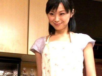 ＜人妻奥さん！＞「この笑顔が歪むぞｗＷ！」清楚系可愛い美人奥さん！義父に強引にヤラレマクリになっちゃう(無料エロ動画)