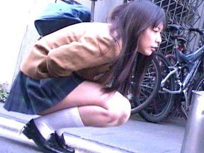 ＜野ション＞「もれちゃう、もれちゃう、！」めっちゃ！可愛い制服女子！公衆トイレが使えずおしこ外で・・そこを狙われて！