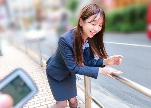 【まなみさん】美人OLと仕事の合間にリモバイ散歩！スーツ姿で道端でモジモジ！気持ち良さに耐えきれずしゃがみ込みアクメする美女！！