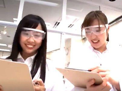＜女子社員＞「試してみるわね…♡！」潮を吹かされ続けたら？！女子社員がマジで試したらマジでヤバイことになるぞ(無料エロ動画)