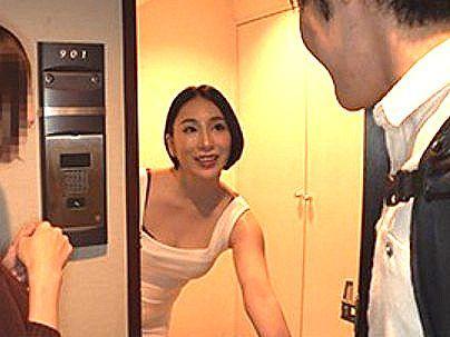 ＜舞原聖！＞激エロスタイル抜群の美魔女オバサンママ！娘の彼氏と禁断行為になっちゃうゾ！！