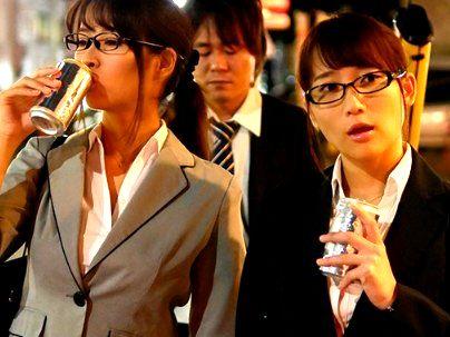 ＜女上司2人！＞「もう一件いくよ…」スタイル抜群巨乳おっぱい美女OLコンビ！相部屋痴女行為で最高でしょｗ(無料エロ動画)