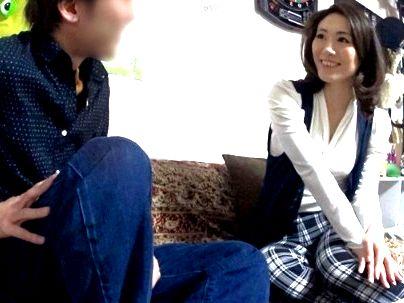 ＜盗撮＞「ババア、内心嬉しいｗW！」イケメンが熟女を口説いて・・なし崩し的エロ行為持ち込んじゃうぞ！