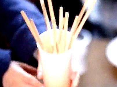 ＜温泉旅館＞「王様ゲーム…♡王様だ～れだ…！？」欲求不満の美人奥さん！若者チンポにメロメロ浮気(無料エロ動画)