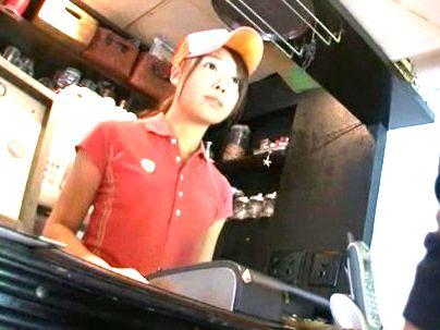 ＜接客中＞「いらっしゃいませ…」スレンダー美乳おっぱいカワイ子ちゃん！感じまくるバイト娘がエロシコ(無料エロ動画)