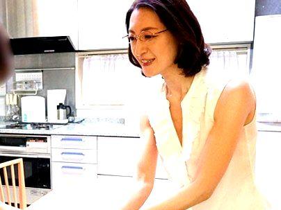 ＜家庭教師＞「ババア、興奮！」欲求不満すぎるオバサン家庭教師！ショタチンポイタダキマス(無料エロ動画)