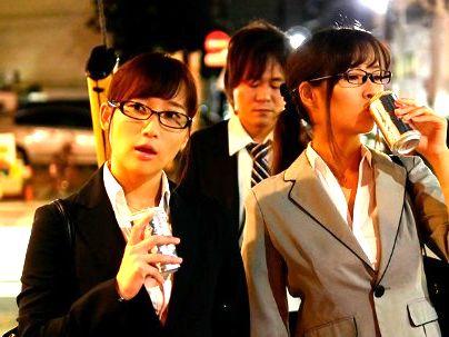 ＜出張先！＞「ウソだろ？まじか？」女上司2人の美人お姉さん達！相部屋でエロ行為ハーレム状態に(無料エロ動画)