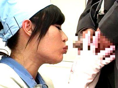 ＜トイレ清掃員！＞「これ好きなの…♡」おしっこしてたらまさかの美人清掃員がまさかのガン見！エロ行為に発展(無料エロ動画)