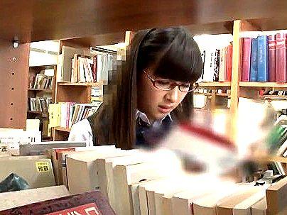 ＜図書館！＞「違います…ｲﾔ、」エッチな美術本を読んでいるメガネ女子！痴漢行為でもてあそんじゃう(無料エロ動画)