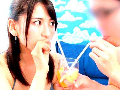 ＜素人お嬢さん！＞「この童貞君と？！」海水浴場でナンパしたナイスバディの美女！童貞君のオナニーのお手伝いさせちゃう！