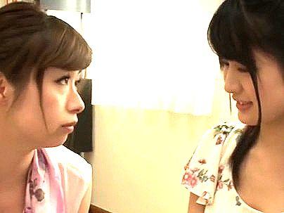 ＜レズビアンママ＞「え？私は…！」息子の家庭教師に興奮したママ！媚薬つかってレズ行為おっぱじめちゃう(無料エロ動画)