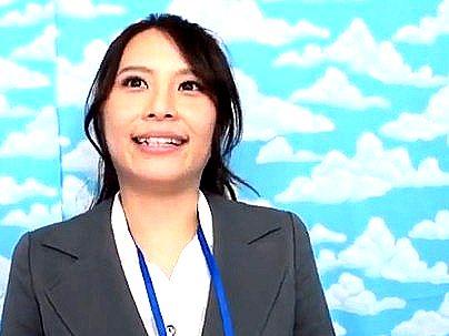 ＜女子社員！＞「何を始めるんですか？」真面目そうな女子社員！破れるラップごしの素股からのエロ行為に発展！