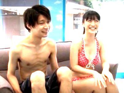 ＜マジックミラー＞「かわええｗW」 海で声を掛けた心優しい水着女子！MM号で童貞君筆おろしシテクレチャウ(無料エロ動画)