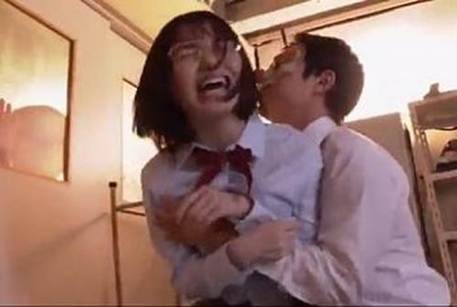 『いやぁぁ！誰か！助けて、誰かァァァ！』【優等生JK】メガネ女子を捕まえる同級生男子たち！泣き叫ぶけど容赦なし《レイプ》