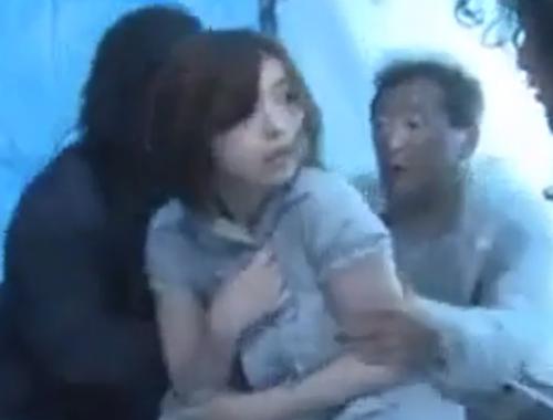 旦那のことは愛しているがセックスレスで性欲が抑えきれない人妻が公園のホームレスを誘惑してメチャクチャに抱かれる