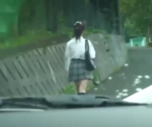 【JK】一人で下校中のポニテ少女に接近するハイエース…連れ去られて人権無視レイプで山奥にヤリ捨てされたJK女子《集団レイプ》