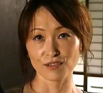 【ヘンリー塚本作品】「母さん…一発ヤラせろよ…」夫が逮捕され落ち込む人妻。オナニーをしていると息子が帰宅し…