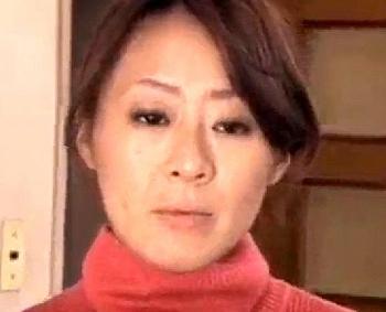 《ながえスタイル》「旦那さんの介護にはお金が必要だろ、奥さん？」寝たきり夫の近くでマラをねじ込まれる人妻。