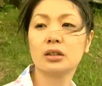 『ヘンリー塚本作品』「あの人のマラ…いつ挿れても最高だわ…」息子を送り出した後、川辺で野外SEXする村の人妻。
