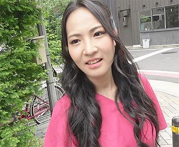 《人妻ナンパ》三十路の人妻の家にお邪魔しておっぱいを揉み手マンで感じるとチンポを咥えて挿入され喘ぎまくる淫乱人妻