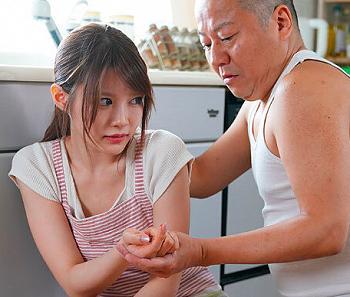 【美人若妻×変態義父】激しいクンニ責めに感じながら必死に抵抗する嫁！正常位でハメられ無理やりイカされちゃう！