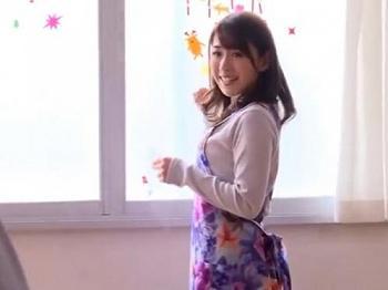 【人妻NTR】宅配員が知人で気を許しちゃう美人奥さん！身体まで許して絡み合っている最中に旦那帰宅、絶望のNTRエロドラマ