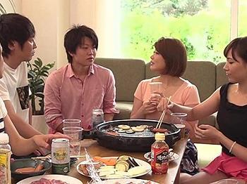 【奥様たちの乱交パーティー】 仲良し夫婦の奥様たちがスワッピングで大胆変身！ 清楚な雰囲気とのギャップにドキドキ♡ 禁断