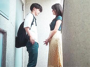 【隣人×人妻】「エッチな事しよっか」隣の男子学生を誘惑しフェラから全裸SEXで乱れる淫乱ビッチなヤリマン主婦！