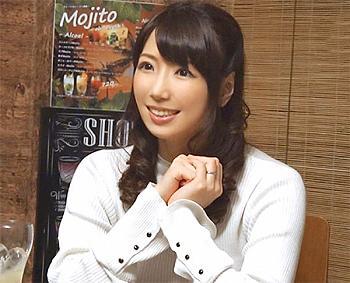 《人妻ナンパ》三十路の美人奥さんを部屋に連れ込みおっぱいを揉み手マンで興奮させるとチンポを咥えてハメられ喘ぎまくる