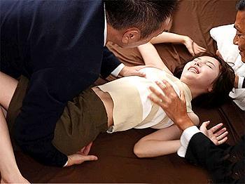 【人妻×恥辱】夫のミスの代償で取引先の男たちにまるでレイプのように辱め全開の羞恥SEXで犯され悶絶の美人主婦！