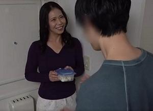 【フェラ盗撮】お世話ついでに普段の溜まった性欲吐き出し硬いちんぽで欲求満たす主婦