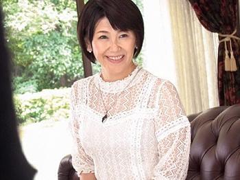 【人妻の初撮り体験】 スレンダー巨乳ボディ、初撮りで恥じらいながらも、徐々に大胆に！ 夫には見せない姿で男を誘惑する♡