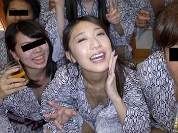 【社員旅行NTR】巨乳スレンダー妻が嫌いな同僚と後輩に寝取られる悲劇！愛妻は悪ノリして豪快にSEXを楽しむ淫乱女だった！