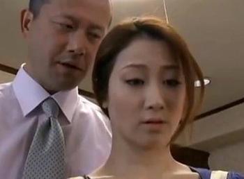 【ヘンリー塚本】息子の出張中に息子の嫁に強引に迫る義父…一度抱いてしまえば関係は続く！