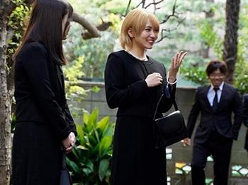 【金髪ギャル人妻の悲劇】 溢れる色気とデカパイの迫力！ 集団輪姦レイプで犯される、衝撃のストーリー！ 彼女の悲痛な叫びが