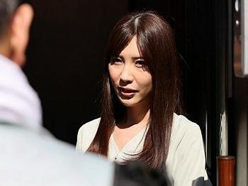 【人妻NTR】水道修理を呼んだら野蛮なおやじだった！乱暴にキスされ心揺れる奥さん、寝取られ獣のようなSEXに堕ちていく！