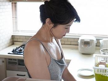 無防備な義母に欲情する息子！ボディライン丸出し乳首すけすけボディにむしゃぶり近親SEX、抵抗ゼロで受け入れ腰振りまくる母