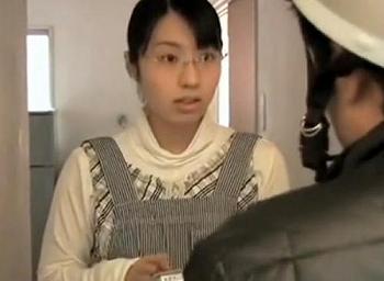 【ながえスタイル】バレないように性行為！玄関先に新聞屋を待たせ、３Ｐセックス興じる変態人妻！