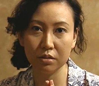 『ヘンリー塚本作品』「恥部が疼いて眠れないの…」夫のマラを思い返し、自慰行為に更ける人妻。