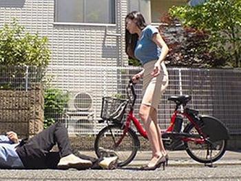 巨乳スレンダー人妻が自転車事故！スケベな男にぶつけてしまい言いなり、望まぬちんぽを挿入され快楽に堕ちちゃう恥ずかしの絶頂