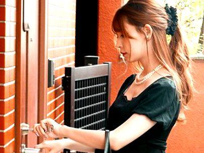 ＜欲求不満な未亡人！＞「ｈしたいの…♡」スタイル最高の美人未亡人！隣の大学生とエロ行為になっちゃう(アダルト動画)