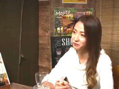 ＜相席居酒屋＞「おばさんを酔わせてだめよ～！」三十路美魔女オバサン！流れで盗撮されながらエロ交尾に(無料エロ動画)
