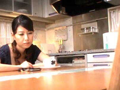 ＜部長の奥さん＞「パイ乙、デケーーゾｗ！」グラマラスボディーの部長の奥さん！禁断エロ交尾発展シチャウゾ(無料エロ動画)