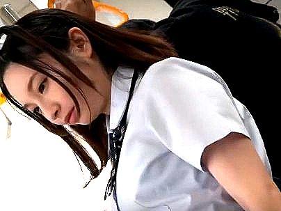 ＜痴●＞「？この子、ルックスよくね～！」滅茶苦茶可愛い制服女子！電車で痴漢行為にもだえ感じる(無料エロ動画)