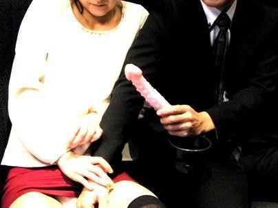 ＜劇場痴漢！＞「ヤメテクダサイ…」清楚な感じの美人オネエさん！媚薬バイブで犯されレイプされっぞ！(アダルト動画)