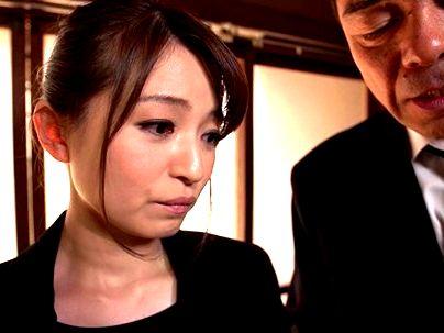 ＜未亡人＞「ヤメテクダサイ…！」スレンダー細見美人未亡人！親戚たちに辱めに濡れてしまう(無料エロ動画)